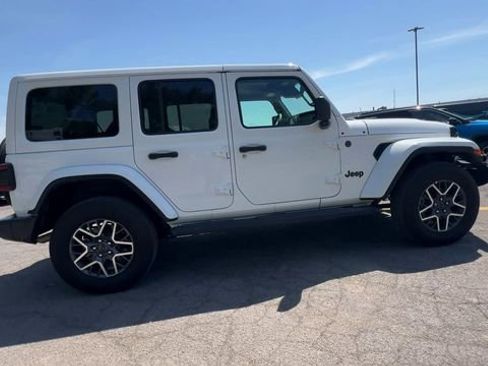 Used 2025 Jeep Wrangler Unlimited Sahara AWD/4WD image 9