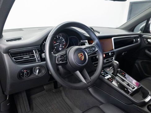 Certified 2025 Porsche Macan AWD/4WD image 4