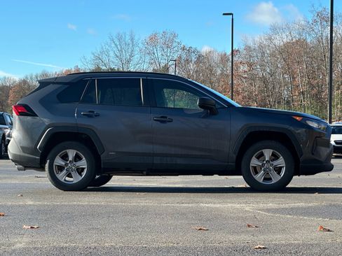 Used 2022 Toyota RAV4 LE image 10