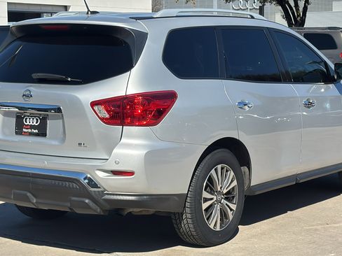 Used 2018 Nissan Pathfinder SL image 7