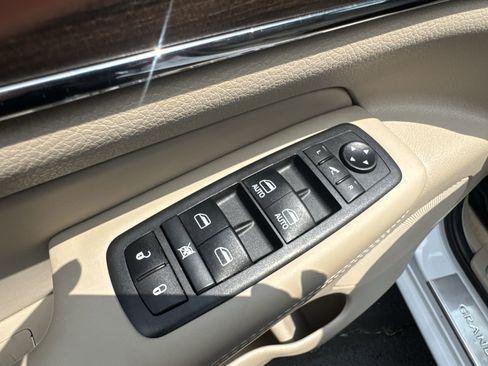 Used 2021 Jeep Grand Cherokee Overland AWD/4WD image 13