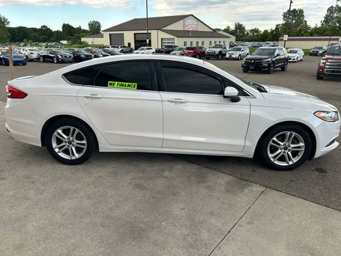 Used 2018 Ford Fusion SE w/ Fusion SE Technology Package FWD image 4