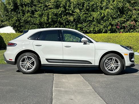 Certified 2025 Porsche Macan AWD/4WD image 9