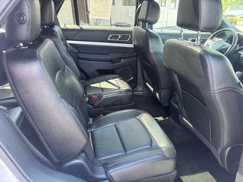 Used 2017 Ford Explorer XLT w/ Equipment Group 202A AWD/4WD image 35