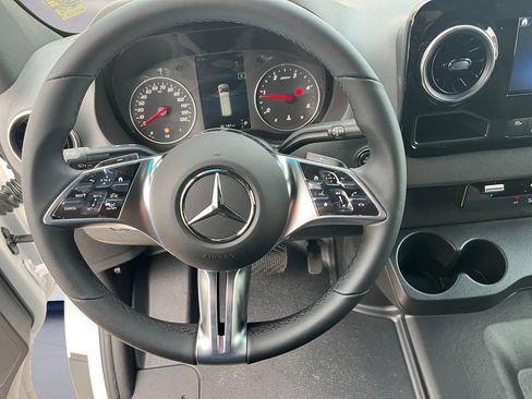 Used 2025 Mercedes-Benz Sprinter 2500 image 8