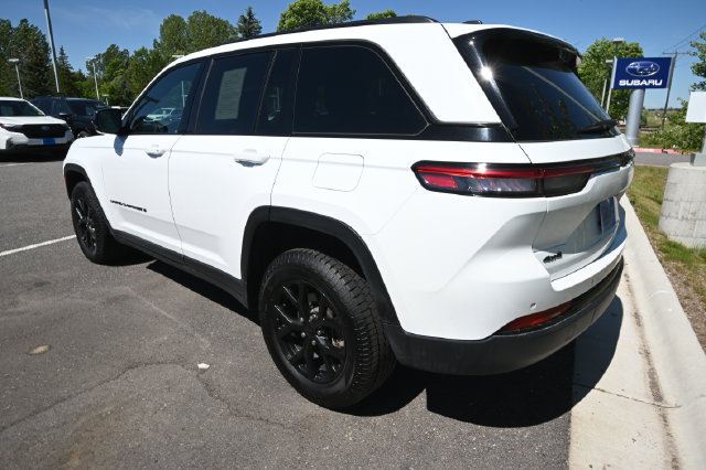 Used 2024 Jeep Grand Cherokee Altitude AWD/4WD image 10
