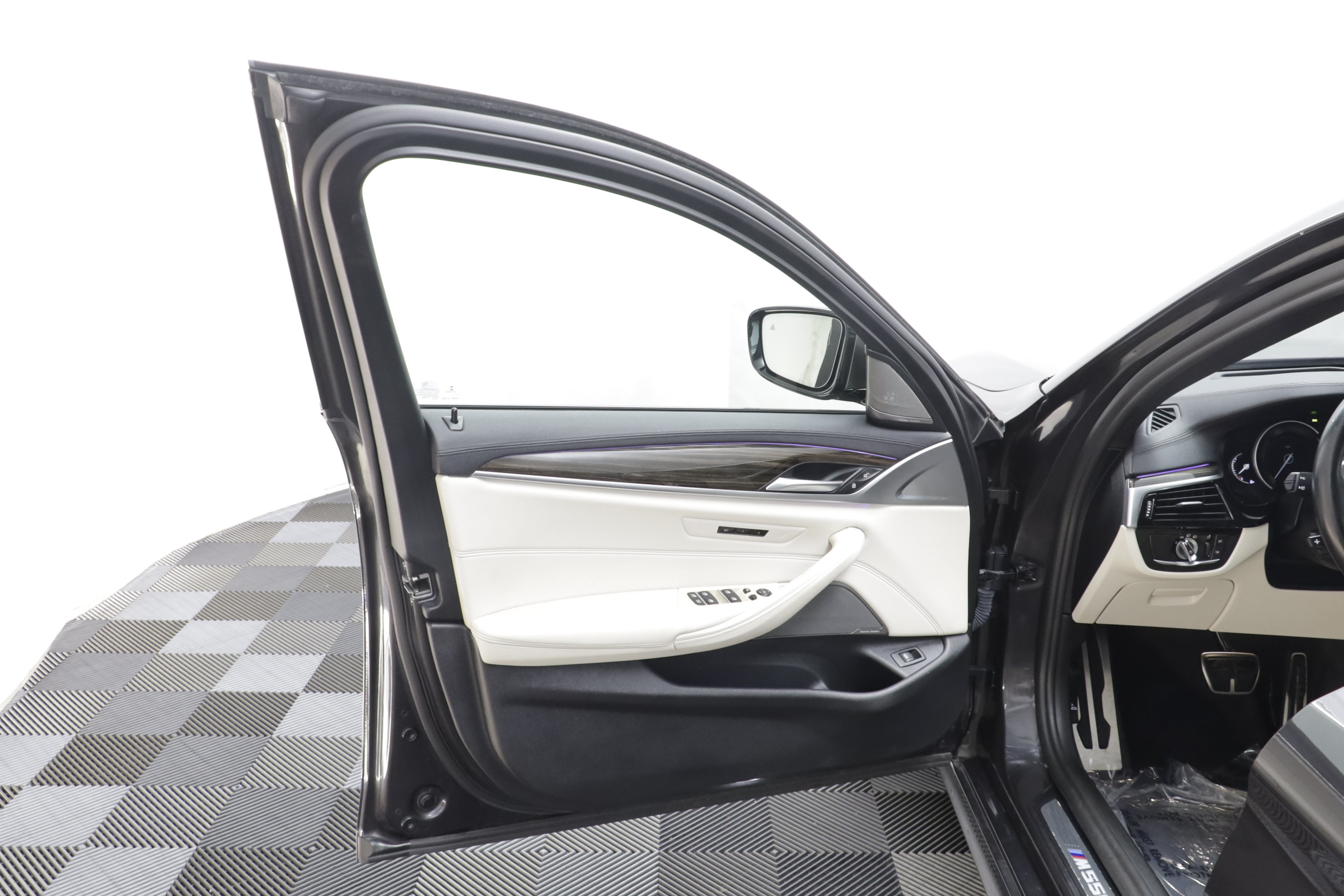 Used 2018 BMW M550i xDrive AWD/4WD image 5