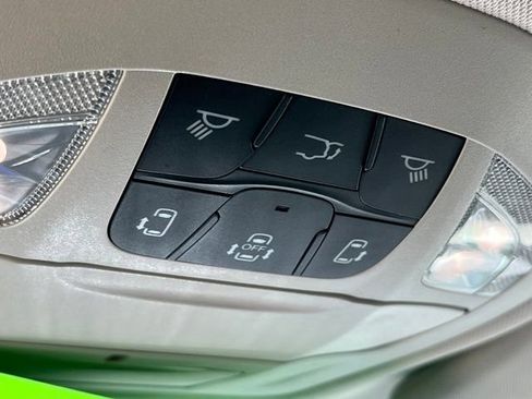 Used 2020 Chrysler Pacifica Touring FWD image 19