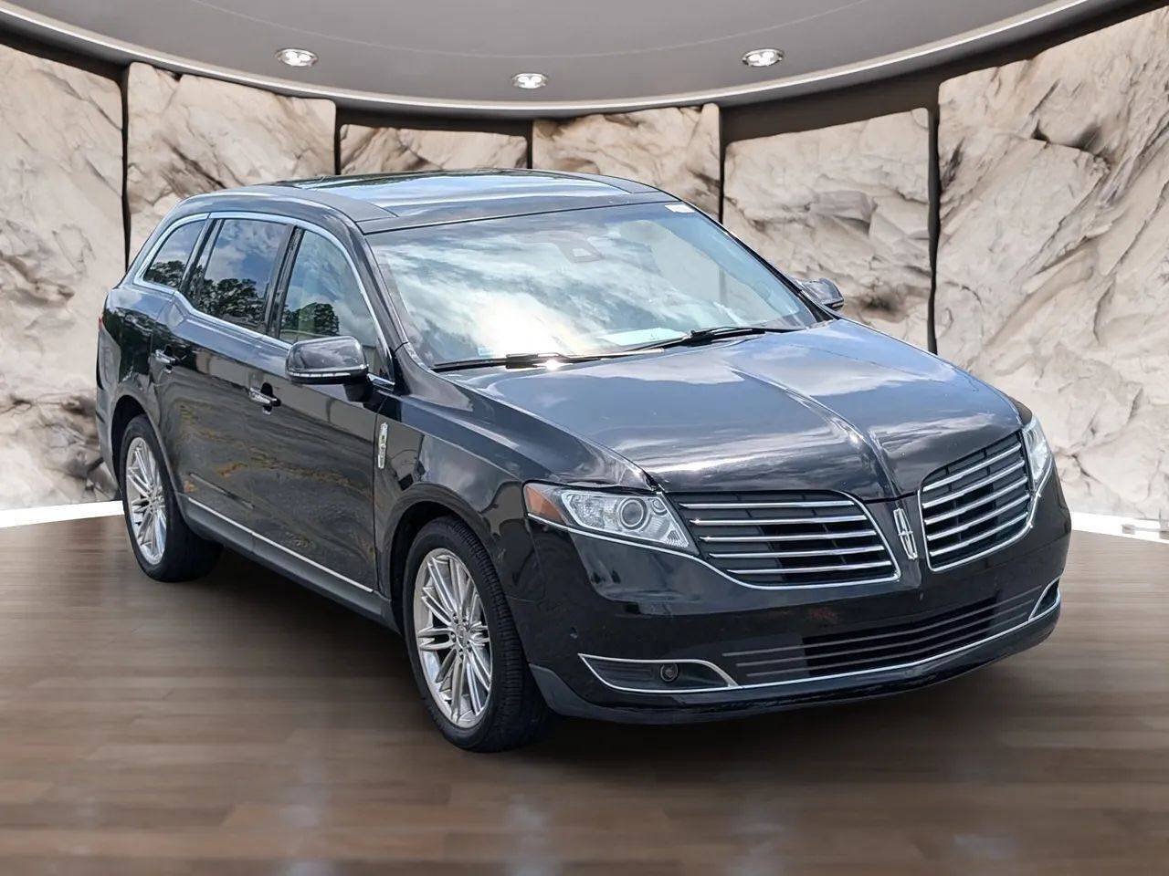Used 2019 Lincoln MKT AWD image 17