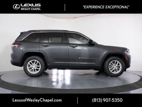 Used 2023 Jeep Grand Cherokee Laredo RWD image 4