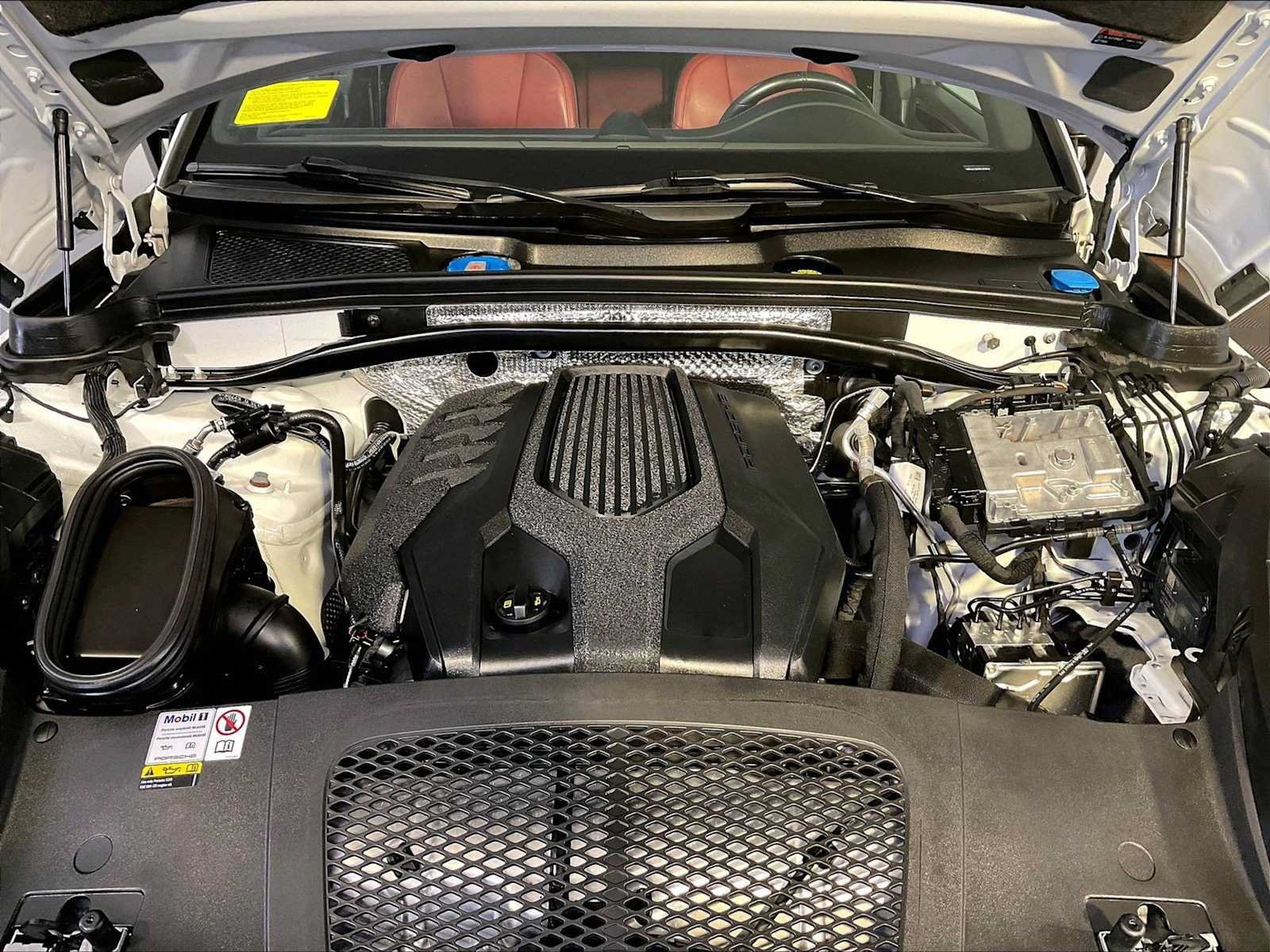 Certified 2023 Porsche Macan Turbo AWD/4WD image 32
