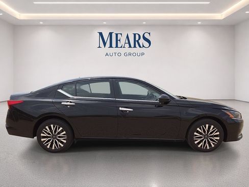 Used 2024 Nissan Altima 2.5 SV AWD/4WD image 6