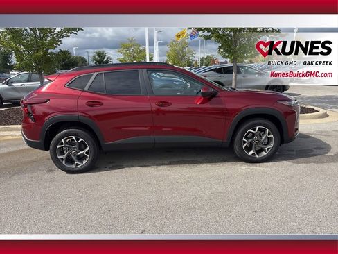 Used 2024 Chevrolet Trax LT w/ Driver Confidence Package image 4