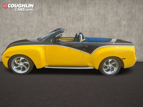 Used 2005 Chevrolet SSR w/ Preferred Equipment Group RWD image 25