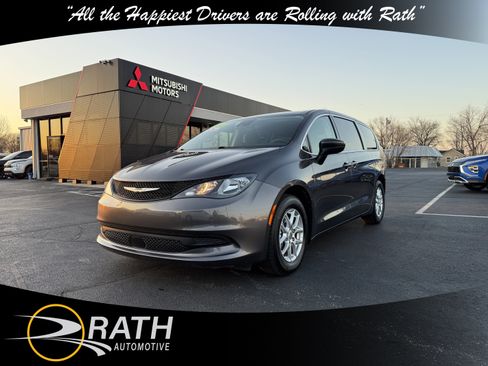 Used 2023 Chrysler Voyager LX image 4