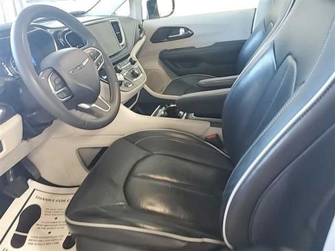 Used 2023 Chrysler Pacifica Limited FWD image 3