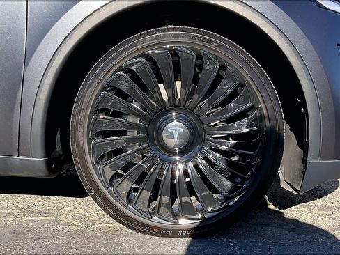 Used 2026 Tesla Model Y AWD image 11