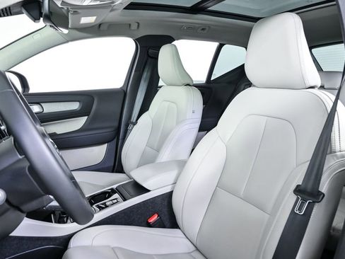 Certified 2025 Volvo XC40 B5 Plus image 7