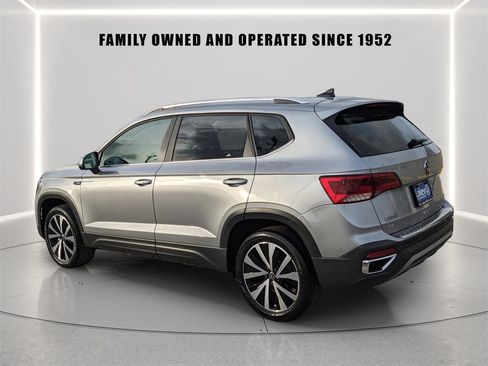 Certified 2023 Volkswagen Taos SE w/ Panoramic Sunroof Package image 5