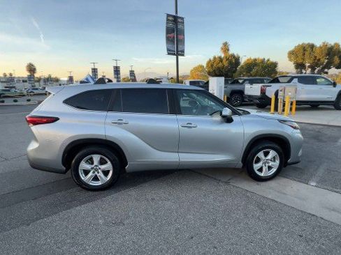 Used 2023 Toyota Highlander LE image 9