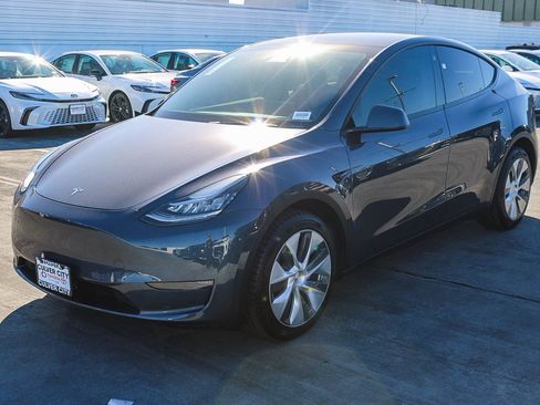 Used 2023 Tesla Model Y Long Range image 3