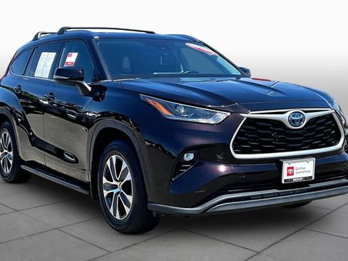 Certified 2021 Toyota Highlander XLE AWD/4WD image 2
