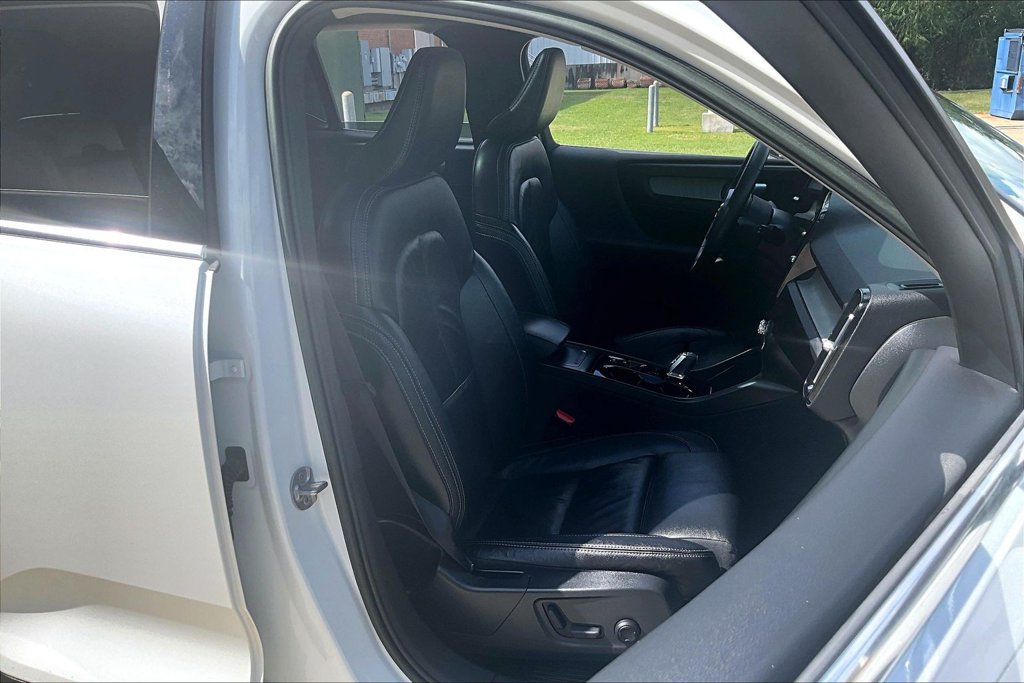 Used 2023 Volvo XC40 B5 Plus AWD/4WD image 10