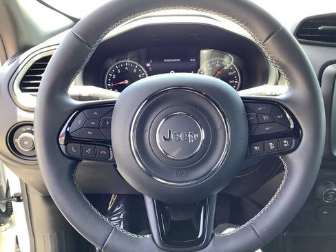 Used 2021 Jeep Renegade Latitude FWD image 11