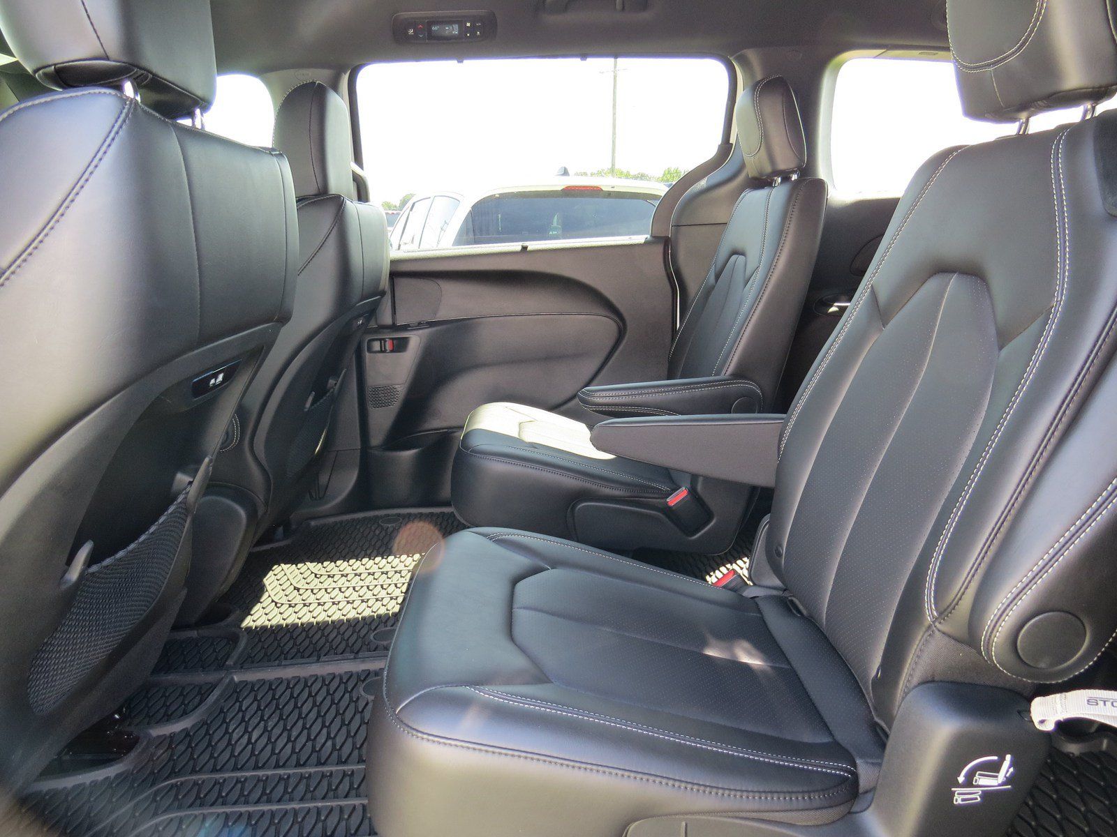 Used 2026 Chrysler Pacifica Select FWD image 12