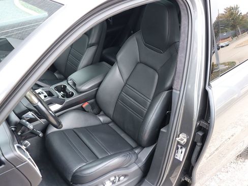 Used 2020 Porsche Cayenne Turbo image 39
