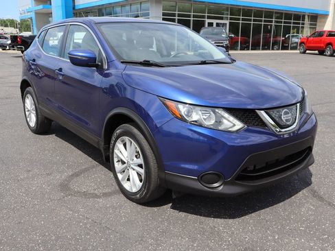 Used 2018 Nissan Rogue Sport FWD image 2
