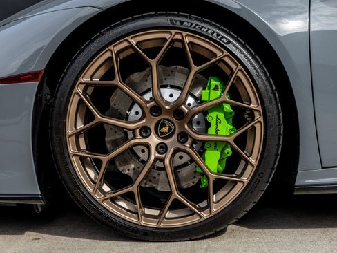 Used 2021 Lamborghini Huracan EVO image 11