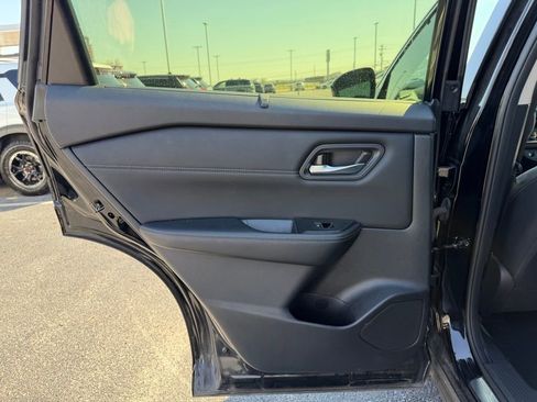 Used 2025 Nissan Rogue SL w/ Tech Package image 16