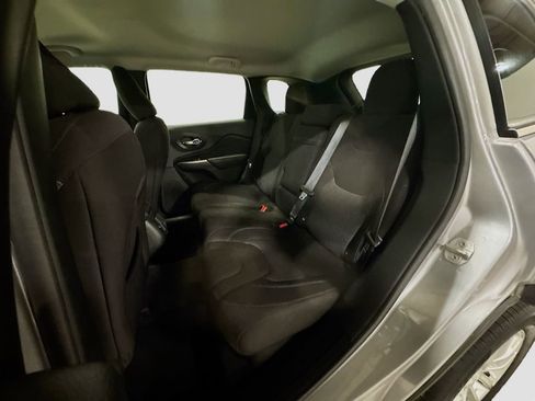 Used 2019 Jeep Cherokee Latitude w/ Popular Appearance Group image 27