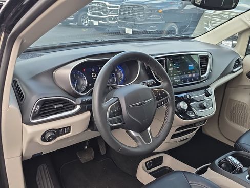 Used 2024 Chrysler Pacifica Touring-L FWD image 12