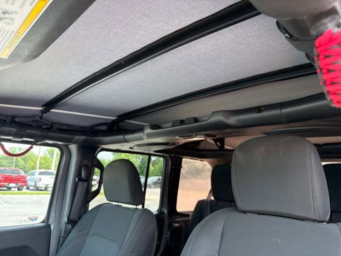 Used 2018 Jeep Wrangler Unlimited Sport image 21