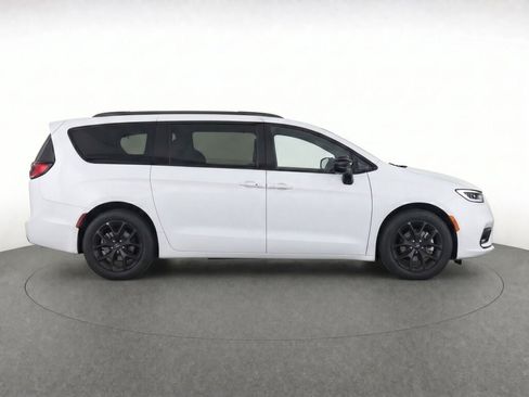 Used 2025 Chrysler Pacifica Limited FWD image 8