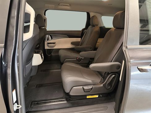 Used 2022 Kia Carnival LX image 25