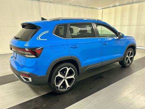 Certified 2025 Volkswagen Taos SEL image 2