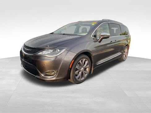 Used 2017 Chrysler Pacifica Limited w/ UConnect Theater Package FWD image 1