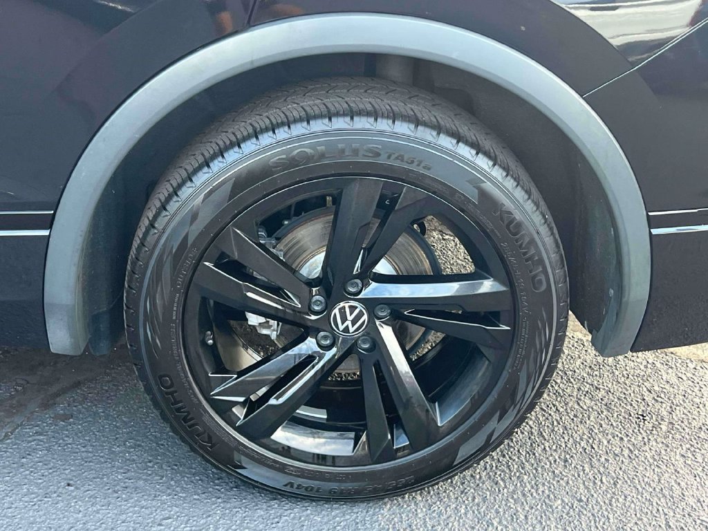 Used 2024 Volkswagen Tiguan SE R-Line AWD/4WD image 6
