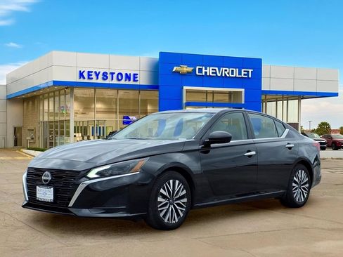 Used 2025 Nissan Altima 2.5 SV FWD image 3