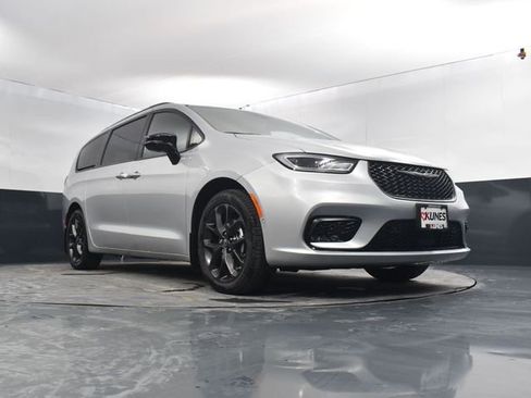 New 2026 Chrysler Pacifica Limited image 54