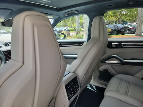 Used 2022 Porsche Cayenne Turbo AWD/4WD image 9