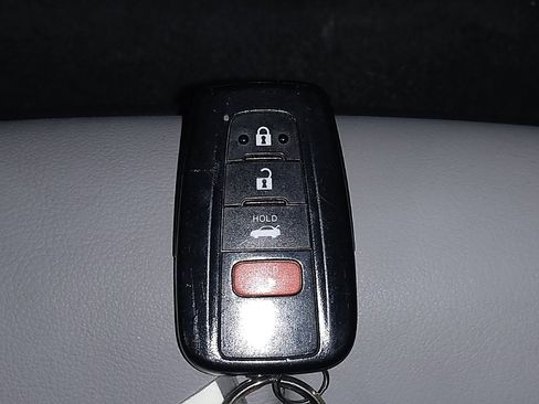 Used 2018 Toyota Camry XSE image 32