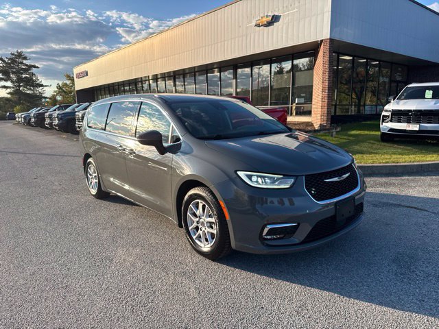 Used 2023 Chrysler Pacifica Touring-L FWD image 1