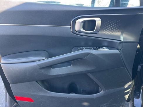 Used 2024 Kia Sorento S image 31