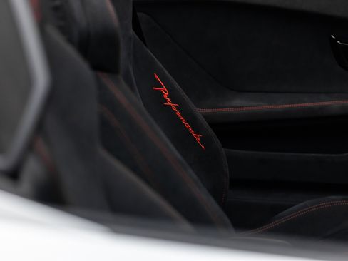 Used 2019 Lamborghini Huracan Performante AWD/4WD image 36