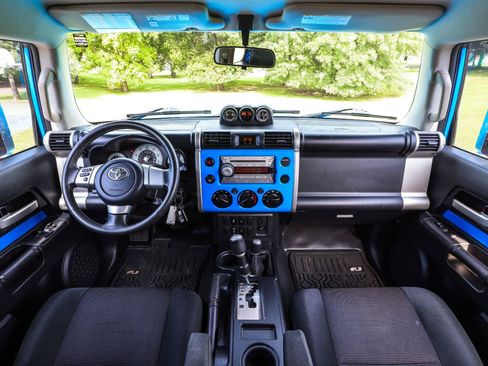 Used 2007 Toyota FJ Cruiser 4WD w/ Upgrade Pkg 1 image 2