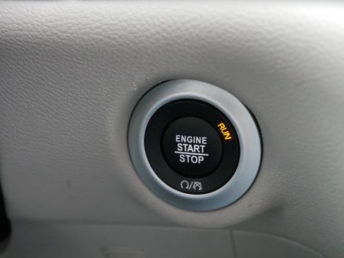 Used 2024 Chrysler Pacifica Touring-L image 28